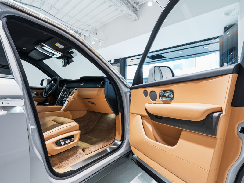 ロールスロイス カリナン Cullinan LHD　正規D車 1ｵｰﾅｰ Tempest Grey ﾀﾝﾚｻﾞｰ ﾌﾙ電動ｼｰﾄ ｼｰﾄﾋｰﾀｰ&ﾍﾞﾝﾁﾚｰﾀｰ 純正ﾅﾋﾞTV CarPlay ｼﾝｸﾞﾙｺｰﾁﾗｲﾝMandarin ｵｰﾌﾟﾝﾎﾟｱﾌﾞﾗｯｸｳｯﾄﾞ ﾌﾙﾎﾟﾘｯｼｭ22AW