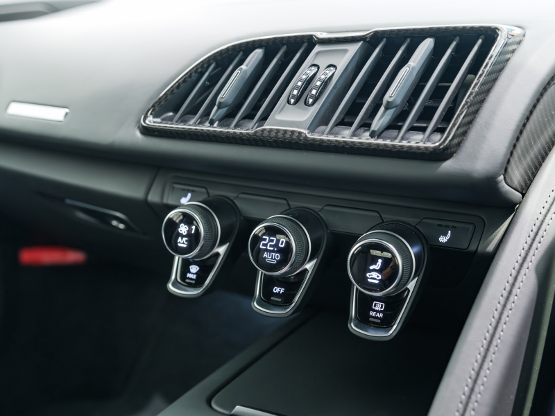 アウディ R8 V10 ﾊﾟﾌｫｰﾏﾝｽ 5.2 FSI Quattro　正規D車 2020年ﾓﾃﾞﾙ ﾌｧｲﾝﾅｯﾊﾟﾚｻﾞｰ電動調整ｽﾎﾟｰﾂｼｰﾄ 純正MMIﾅﾋﾞTV Bang&Olufsen ｶｰﾎﾞﾝｾﾗﾐｯｸﾌﾞﾚｰｷ 専用20ｲﾝﾁAW KW HASｷｯﾄ