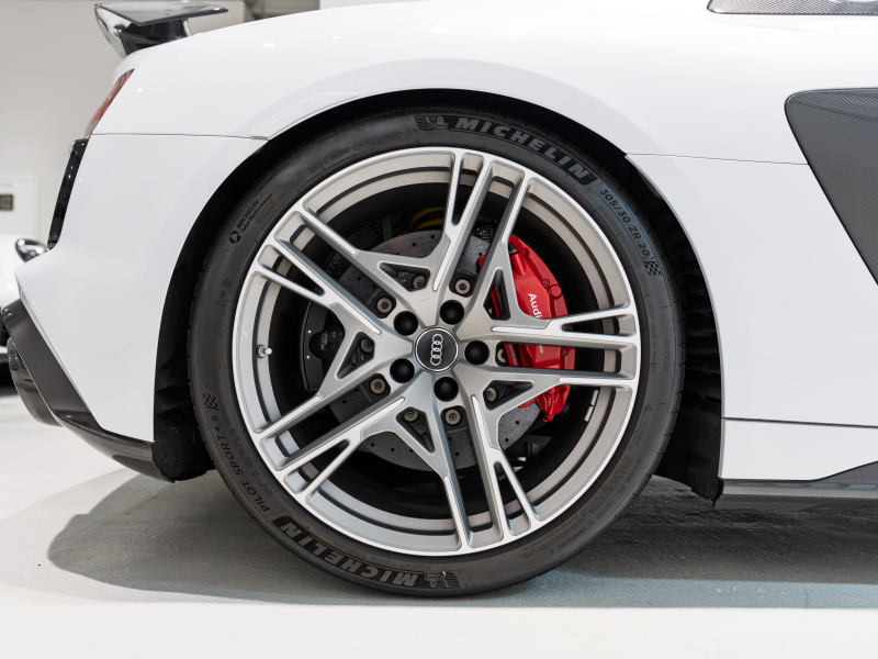 アウディ R8 V10 ﾊﾟﾌｫｰﾏﾝｽ 5.2 FSI Quattro　正規D車 2020年ﾓﾃﾞﾙ ﾌｧｲﾝﾅｯﾊﾟﾚｻﾞｰ電動調整ｽﾎﾟｰﾂｼｰﾄ 純正MMIﾅﾋﾞTV Bang&Olufsen ｶｰﾎﾞﾝｾﾗﾐｯｸﾌﾞﾚｰｷ 専用20ｲﾝﾁAW KW HASｷｯﾄ