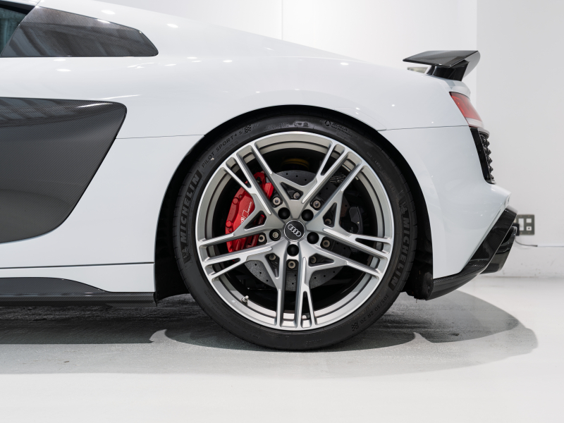 アウディ R8 V10 ﾊﾟﾌｫｰﾏﾝｽ 5.2 FSI Quattro　正規D車 2020年ﾓﾃﾞﾙ ﾌｧｲﾝﾅｯﾊﾟﾚｻﾞｰ電動調整ｽﾎﾟｰﾂｼｰﾄ 純正MMIﾅﾋﾞTV Bang&Olufsen ｶｰﾎﾞﾝｾﾗﾐｯｸﾌﾞﾚｰｷ 専用20ｲﾝﾁAW KW HASｷｯﾄ