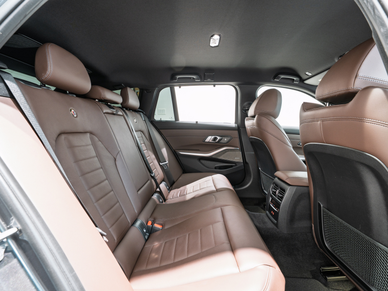 アルピナ D3 S Touring Allrad　正規D車 右H ﾗｸﾞｼﾞｭｱﾘｰPKG ｾｰﾌﾃｨPKG ｳﾞｧｰﾈｽｶﾓｶﾚｻﾞｰ 純正ﾅﾋﾞ 360ｶﾒﾗ CarPlay harman/kardon BMWﾚｰｻﾞｰﾗｲﾄ ﾍｯﾄﾞｱｯﾌﾟD ｸﾗｼｯｸ20AW OPｶﾗｰ