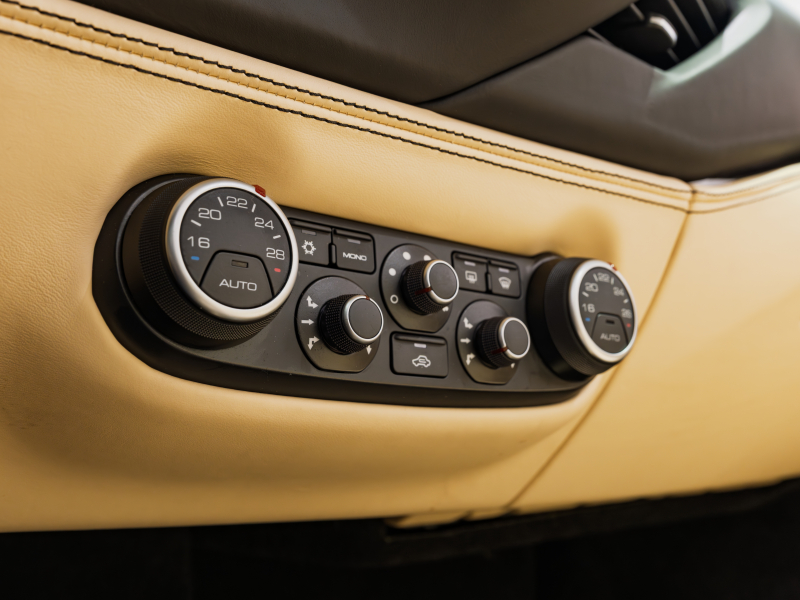 フェラーリ 488スパイダー F1 DCT　正規D車 RossoCorsa ﾌﾛﾝﾄｻｽﾍﾟﾝｼｮﾝﾘﾌﾃｨﾝｸﾞ Cremaﾚｻﾞｰ ﾌﾙ電動ｼｰﾄ ｼｰﾄﾋｰﾀｰ ｶｰﾎﾞﾝLEDｽﾃｱ ｶｰﾎﾞﾝｲﾝﾃﾘｱ JBLｻｳﾝﾄﾞ 鍛造20AW