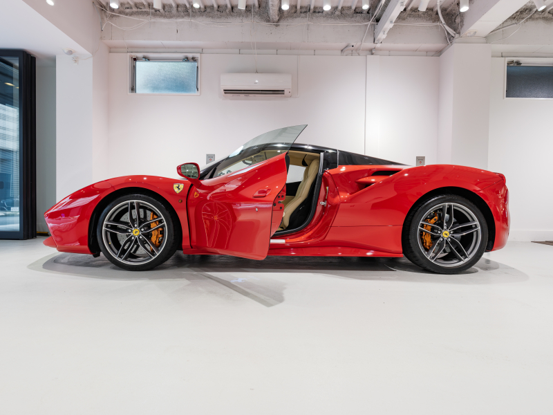 フェラーリ 488スパイダー F1 DCT　正規D車 RossoCorsa ﾌﾛﾝﾄｻｽﾍﾟﾝｼｮﾝﾘﾌﾃｨﾝｸﾞ Cremaﾚｻﾞｰ ﾌﾙ電動ｼｰﾄ ｼｰﾄﾋｰﾀｰ ｶｰﾎﾞﾝLEDｽﾃｱ ｶｰﾎﾞﾝｲﾝﾃﾘｱ JBLｻｳﾝﾄﾞ 鍛造20AW