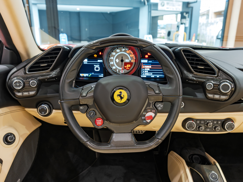 フェラーリ 488スパイダー F1 DCT　正規D車 RossoCorsa ﾌﾛﾝﾄｻｽﾍﾟﾝｼｮﾝﾘﾌﾃｨﾝｸﾞ Cremaﾚｻﾞｰ ﾌﾙ電動ｼｰﾄ ｼｰﾄﾋｰﾀｰ ｶｰﾎﾞﾝLEDｽﾃｱ ｶｰﾎﾞﾝｲﾝﾃﾘｱ JBLｻｳﾝﾄﾞ 鍛造20AW