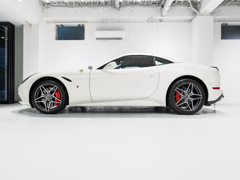 フェラーリ カリフォルニアT F1 DCT　正規D車 OP550以上 右H ﾛｯｿﾚｻﾞｰ&ﾌﾞﾗｯｸﾀﾞｯｼｭﾎﾞｰﾄﾞ ﾌﾙ電動ｼｰﾄ ﾋｰﾀｰ&ﾍﾞﾝﾁﾚｰﾀｰ 純正ﾅﾋﾞCarPlay ｶｰﾎﾞﾝﾄﾞﾗｲﾊﾞｰｿﾞﾝLED Bｶﾒﾗ 電格ﾐﾗｰ OP鍛造20AW OPｶﾗｰ