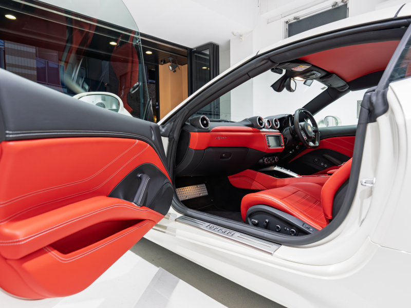 フェラーリ カリフォルニアT F1 DCT　正規D車 OP550以上 右H ﾛｯｿﾚｻﾞｰ&ﾌﾞﾗｯｸﾀﾞｯｼｭﾎﾞｰﾄﾞ ﾌﾙ電動ｼｰﾄ ﾋｰﾀｰ&ﾍﾞﾝﾁﾚｰﾀｰ 純正ﾅﾋﾞCarPlay ｶｰﾎﾞﾝﾄﾞﾗｲﾊﾞｰｿﾞﾝLED Bｶﾒﾗ 電格ﾐﾗｰ OP鍛造20AW OPｶﾗｰ