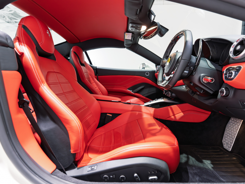 フェラーリ カリフォルニアT F1 DCT　正規D車 OP550以上 右H ﾛｯｿﾚｻﾞｰ&ﾌﾞﾗｯｸﾀﾞｯｼｭﾎﾞｰﾄﾞ ﾌﾙ電動ｼｰﾄ ﾋｰﾀｰ&ﾍﾞﾝﾁﾚｰﾀｰ 純正ﾅﾋﾞCarPlay ｶｰﾎﾞﾝﾄﾞﾗｲﾊﾞｰｿﾞﾝLED Bｶﾒﾗ 電格ﾐﾗｰ OP鍛造20AW OPｶﾗｰ