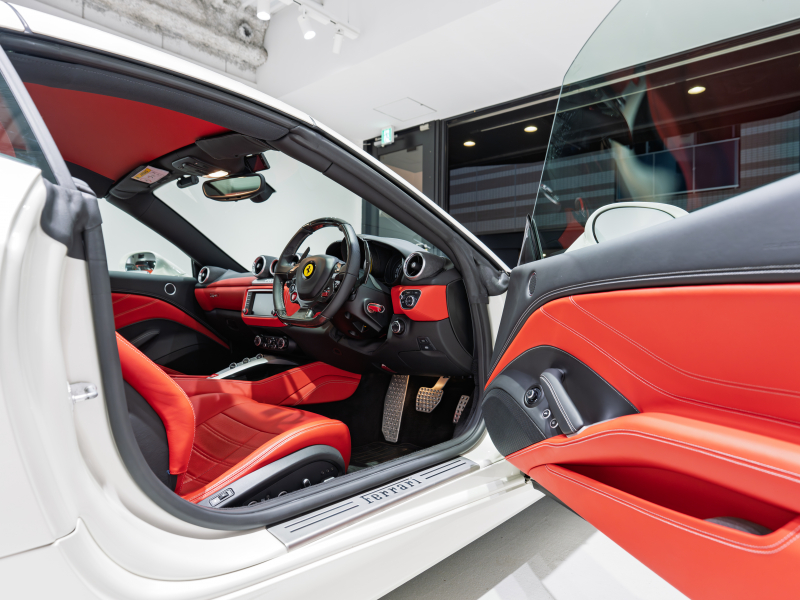 フェラーリ カリフォルニアT F1 DCT　正規D車 OP550以上 右H ﾛｯｿﾚｻﾞｰ&ﾌﾞﾗｯｸﾀﾞｯｼｭﾎﾞｰﾄﾞ ﾌﾙ電動ｼｰﾄ ﾋｰﾀｰ&ﾍﾞﾝﾁﾚｰﾀｰ 純正ﾅﾋﾞCarPlay ｶｰﾎﾞﾝﾄﾞﾗｲﾊﾞｰｿﾞﾝLED Bｶﾒﾗ 電格ﾐﾗｰ OP鍛造20AW OPｶﾗｰ