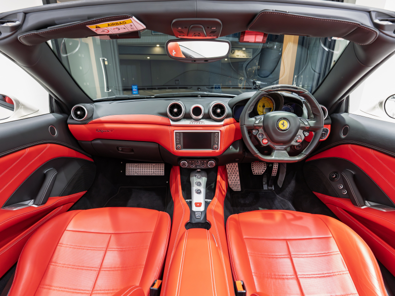 フェラーリ カリフォルニアT F1 DCT　正規D車 OP550以上 右H ﾛｯｿﾚｻﾞｰ&ﾌﾞﾗｯｸﾀﾞｯｼｭﾎﾞｰﾄﾞ ﾌﾙ電動ｼｰﾄ ﾋｰﾀｰ&ﾍﾞﾝﾁﾚｰﾀｰ 純正ﾅﾋﾞCarPlay ｶｰﾎﾞﾝﾄﾞﾗｲﾊﾞｰｿﾞﾝLED Bｶﾒﾗ 電格ﾐﾗｰ OP鍛造20AW OPｶﾗｰ