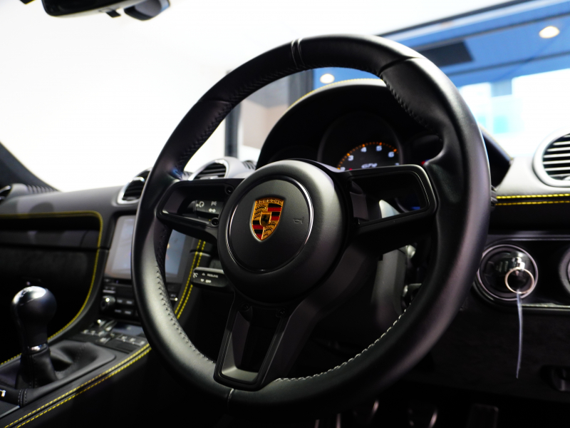 ポルシェ 718 ケイマン GT4 6MT ｽﾎﾟｰﾂｸﾛﾉ&ﾚｻﾞｰｲﾝﾃﾘｱPKG　正規D車 1ｵｰﾅｰ 右H 18wayｱﾀﾞﾌﾟﾃｨﾌﾞｽﾎﾟｰﾂｼｰﾄ PCCB PCMﾅﾋﾞ Bｶﾒﾗ CarPlay BOSEｻｳﾝﾄﾞ LEDﾍｯﾄﾞﾗｲﾄPDLSﾌﾟﾗｽ ｽﾎﾟｰﾂEX 純正20AW