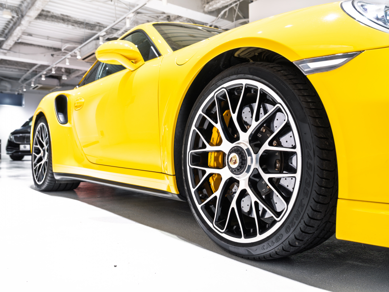 ポルシェ 911(Type991.1) ﾀｰﾎﾞS ｽﾎﾟｰﾂｸﾛﾉ&ｶｰﾎﾞﾝｲﾝﾃﾘｱPKG　正規D車 ﾂｰﾄｰﾝﾚｻﾞｰｲﾝﾃﾘｱ PCCB 赤革 18wayｱﾀﾞﾌﾟﾃｨﾌﾞｽﾎﾟｰﾂｼｰﾄ ﾅﾋﾞTV BOSEｻｳﾝﾄﾞ Bｶﾒﾗ PDLS付LEDﾗｲﾄ 20AW