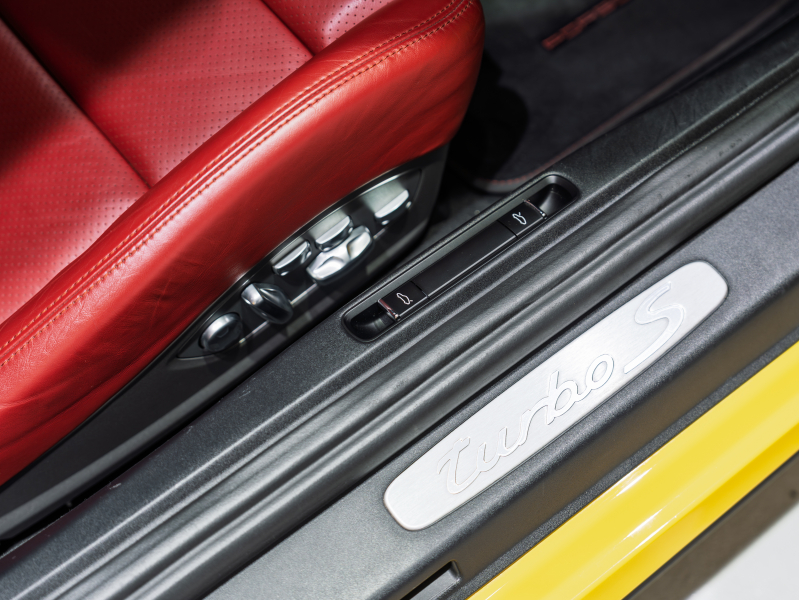 ポルシェ 911(Type991.1) ﾀｰﾎﾞS ｽﾎﾟｰﾂｸﾛﾉ&ｶｰﾎﾞﾝｲﾝﾃﾘｱPKG　正規D車 ﾂｰﾄｰﾝﾚｻﾞｰｲﾝﾃﾘｱ PCCB 赤革 18wayｱﾀﾞﾌﾟﾃｨﾌﾞｽﾎﾟｰﾂｼｰﾄ ﾅﾋﾞTV BOSEｻｳﾝﾄﾞ Bｶﾒﾗ PDLS付LEDﾗｲﾄ 20AW