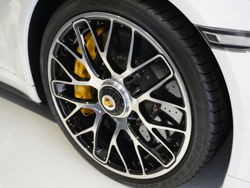 ポルシェ 911(Type991) ﾀｰﾎﾞS ｽﾎﾟｰﾂｸﾛﾉ&ｶｰﾎﾞﾝｲﾝﾃﾘｱPKG　正規D車  ｴﾝﾄﾘｰD PCCB 赤革 ﾍﾞﾝﾁﾚｰﾀｰ ｻﾝﾙｰﾌ ﾅﾋﾞTV Bｶﾒﾗ  LEDﾗｲﾄ　2年保証付