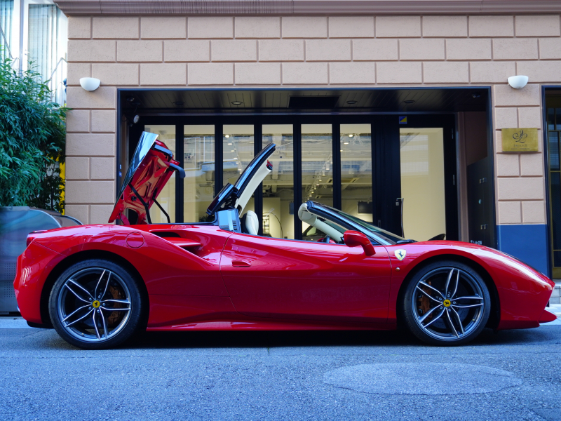 フェラーリ 488スパイダー F1 DCT　正規ﾃﾞｨｰﾗｰ車 ROSSOCORSA×CREMAﾚｻﾞｰ  20ｲﾝﾁ鍛造AW 電動ｼｰﾄ JBLｻｳﾝﾄﾞ ｶｰﾎﾞﾝｲﾝﾃﾘｱ ﾌﾛﾝﾄﾘﾌﾀｰ CCM SCM2