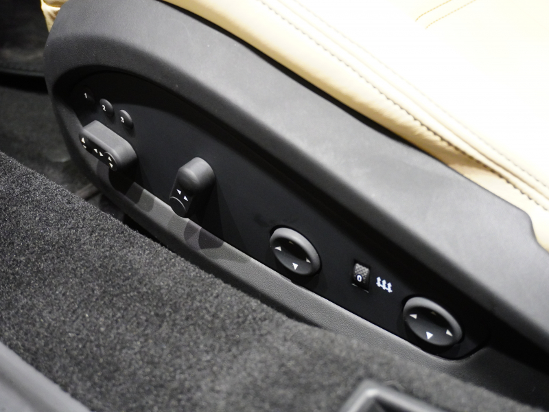 フェラーリ 488スパイダー F1 DCT　正規ﾃﾞｨｰﾗｰ車 ROSSOCORSA×CREMAﾚｻﾞｰ  20ｲﾝﾁ鍛造AW 電動ｼｰﾄ JBLｻｳﾝﾄﾞ ｶｰﾎﾞﾝｲﾝﾃﾘｱ ﾌﾛﾝﾄﾘﾌﾀｰ CCM SCM2