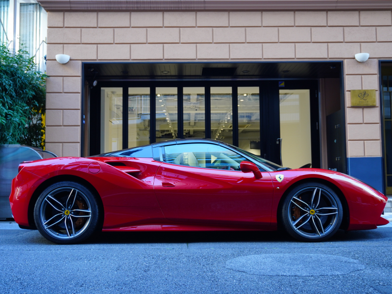 フェラーリ 488スパイダー F1 DCT　正規ﾃﾞｨｰﾗｰ車 ROSSOCORSA×CREMAﾚｻﾞｰ  20ｲﾝﾁ鍛造AW 電動ｼｰﾄ JBLｻｳﾝﾄﾞ ｶｰﾎﾞﾝｲﾝﾃﾘｱ ﾌﾛﾝﾄﾘﾌﾀｰ CCM SCM2