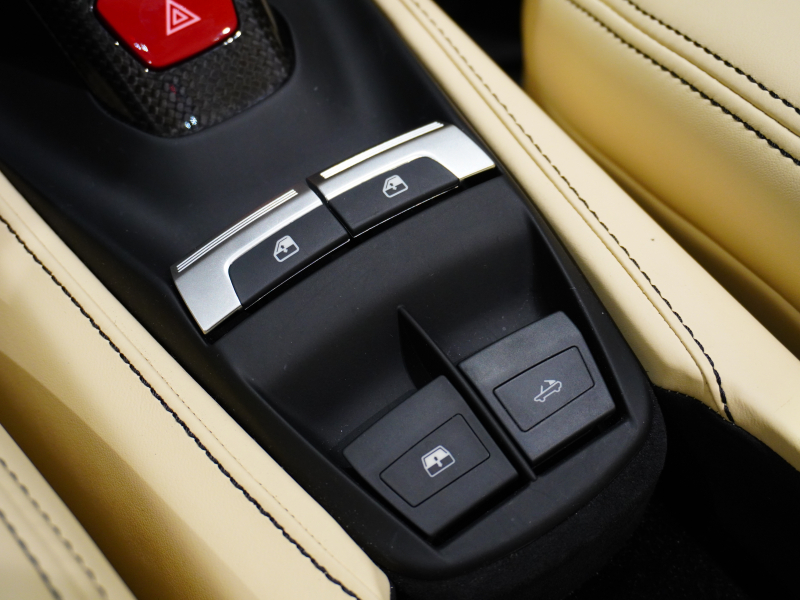 フェラーリ 488スパイダー F1 DCT　正規ﾃﾞｨｰﾗｰ車 ROSSOCORSA×CREMAﾚｻﾞｰ  20ｲﾝﾁ鍛造AW 電動ｼｰﾄ JBLｻｳﾝﾄﾞ ｶｰﾎﾞﾝｲﾝﾃﾘｱ ﾌﾛﾝﾄﾘﾌﾀｰ CCM SCM2