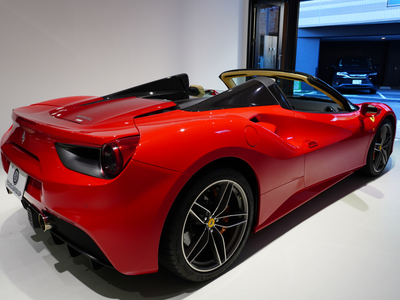 フェラーリ 488スパイダー F1 DCT　正規ﾃﾞｨｰﾗｰ車 ROSSOCORSA×CREMAﾚｻﾞｰ  20ｲﾝﾁ鍛造AW 電動ｼｰﾄ JBLｻｳﾝﾄﾞ ｶｰﾎﾞﾝｲﾝﾃﾘｱ ﾌﾛﾝﾄﾘﾌﾀｰ CCM SCM2