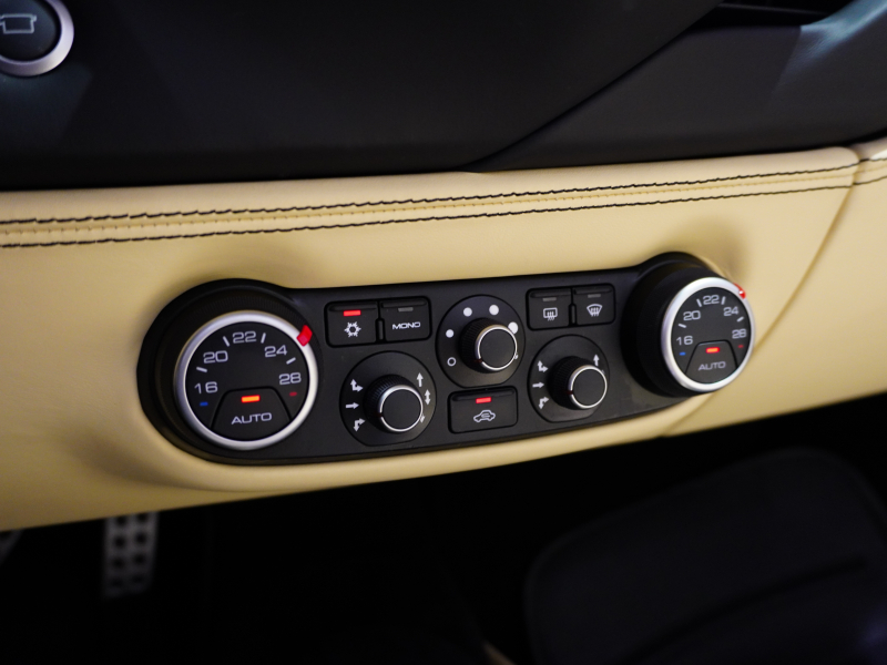 フェラーリ 488スパイダー F1 DCT　正規ﾃﾞｨｰﾗｰ車 ROSSOCORSA×CREMAﾚｻﾞｰ  20ｲﾝﾁ鍛造AW 電動ｼｰﾄ JBLｻｳﾝﾄﾞ ｶｰﾎﾞﾝｲﾝﾃﾘｱ ﾌﾛﾝﾄﾘﾌﾀｰ CCM SCM2