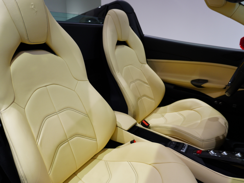 フェラーリ 488スパイダー F1 DCT　正規ﾃﾞｨｰﾗｰ車 ROSSOCORSA×CREMAﾚｻﾞｰ  20ｲﾝﾁ鍛造AW 電動ｼｰﾄ JBLｻｳﾝﾄﾞ ｶｰﾎﾞﾝｲﾝﾃﾘｱ ﾌﾛﾝﾄﾘﾌﾀｰ CCM SCM2