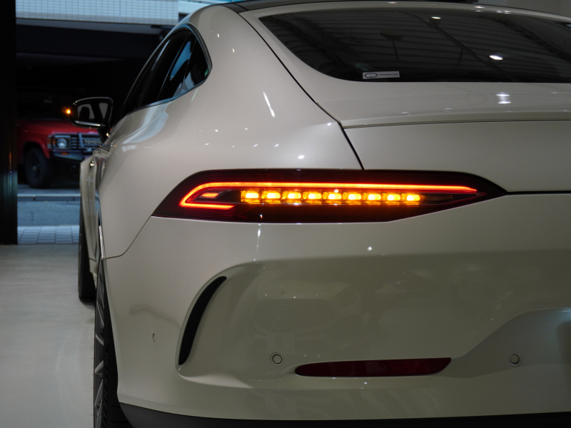 AMG GT 4ドアクーペ GT43 4MATIC+ AMG RIDE CONTROL+ PKG 1オーナー 右H Meコネクト HUD Pスタ 黒革 パノラマSR MBUXナビTV ベンチレーター ダイナミックシート ブルメスター ハンズフリーA AIRマチック 新車保証継承可