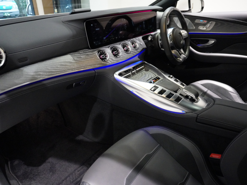 AMG GT 4ドアクーペ GT43 4MATIC+ AMG RIDE CONTROL+ PKG 1オーナー 右H Meコネクト HUD Pスタ 黒革 パノラマSR MBUXナビTV ベンチレーター ダイナミックシート ブルメスター ハンズフリーA AIRマチック 新車保証継承可