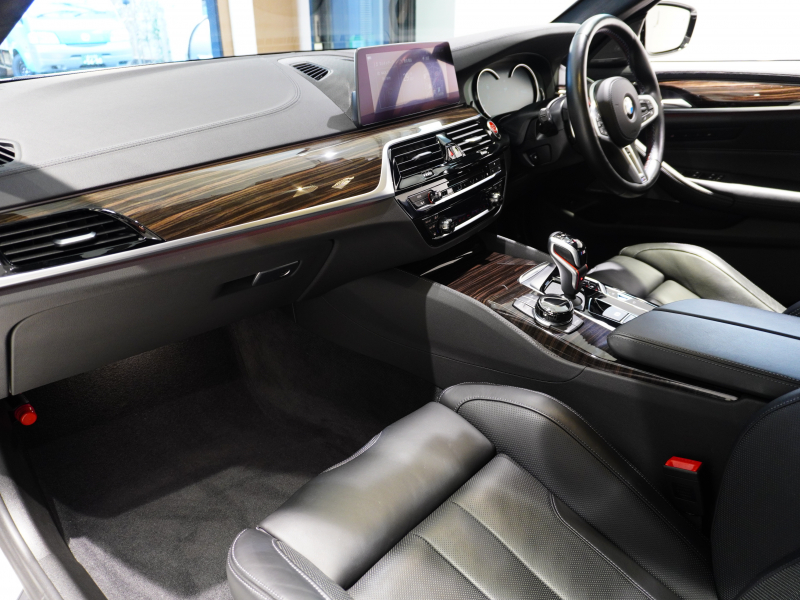 BMW Mシリーズ M5 4.4 M xDrive ｺﾝﾌｫｰﾄPKG　600ps ﾌﾞﾗｯｸﾒﾘﾉﾚｻﾞｰ ｶｰﾎﾞﾝﾙｰﾌ ﾅﾋﾞTV harman/kardon ﾍｯﾄﾞｱｯﾌﾟD ﾍﾞﾝﾁﾚｰｼｮﾝ Mｴｷｿﾞｰｽﾄ 20AW　2年保証