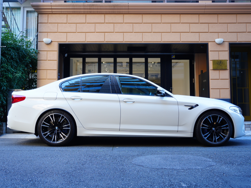 BMW Mシリーズ M5 4.4 M xDrive ｺﾝﾌｫｰﾄPKG　600ps ﾌﾞﾗｯｸﾒﾘﾉﾚｻﾞｰ ｶｰﾎﾞﾝﾙｰﾌ ﾅﾋﾞTV harman/kardon ﾍｯﾄﾞｱｯﾌﾟD ﾍﾞﾝﾁﾚｰｼｮﾝ Mｴｷｿﾞｰｽﾄ 20AW　2年保証