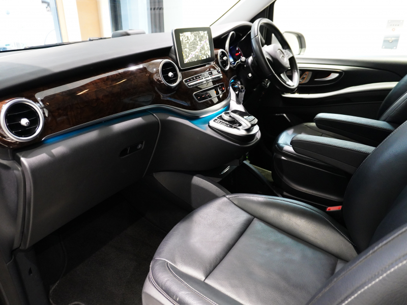 メルセデスベンツ Vクラス V220d AVG ﾛﾝｸﾞ　ﾏｲﾊﾞｯﾊ仕様 ｴｸﾞｾｸﾃｨﾌﾞｼｰﾄ TVﾓﾆﾀｰ付ﾊﾟｰﾃｰｼｮﾝ 専用ｺﾝﾄﾛｰﾙﾊﾟﾈﾙ 4人乗り　2年保証付