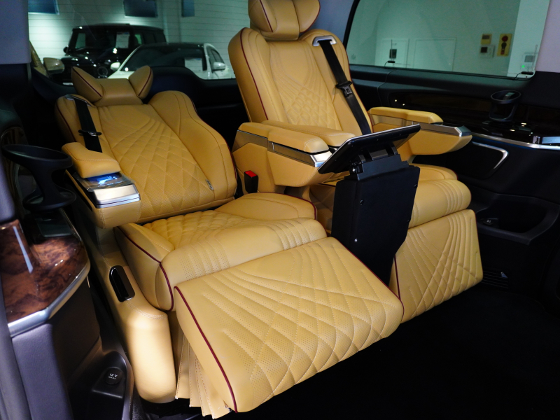 メルセデスベンツ Vクラス V220d AVG ﾛﾝｸﾞ　ﾏｲﾊﾞｯﾊ仕様 ｴｸﾞｾｸﾃｨﾌﾞｼｰﾄ TVﾓﾆﾀｰ付ﾊﾟｰﾃｰｼｮﾝ 専用ｺﾝﾄﾛｰﾙﾊﾟﾈﾙ 4人乗り　2年保証付