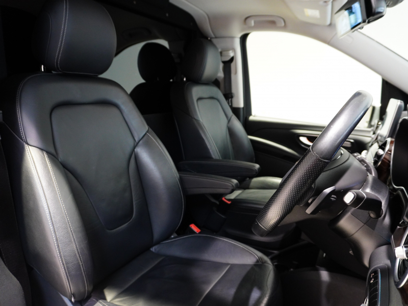 メルセデスベンツ Vクラス V220d AVG ﾛﾝｸﾞ　ﾏｲﾊﾞｯﾊ仕様 ｴｸﾞｾｸﾃｨﾌﾞｼｰﾄ TVﾓﾆﾀｰ付ﾊﾟｰﾃｰｼｮﾝ 専用ｺﾝﾄﾛｰﾙﾊﾟﾈﾙ 4人乗り　2年保証付