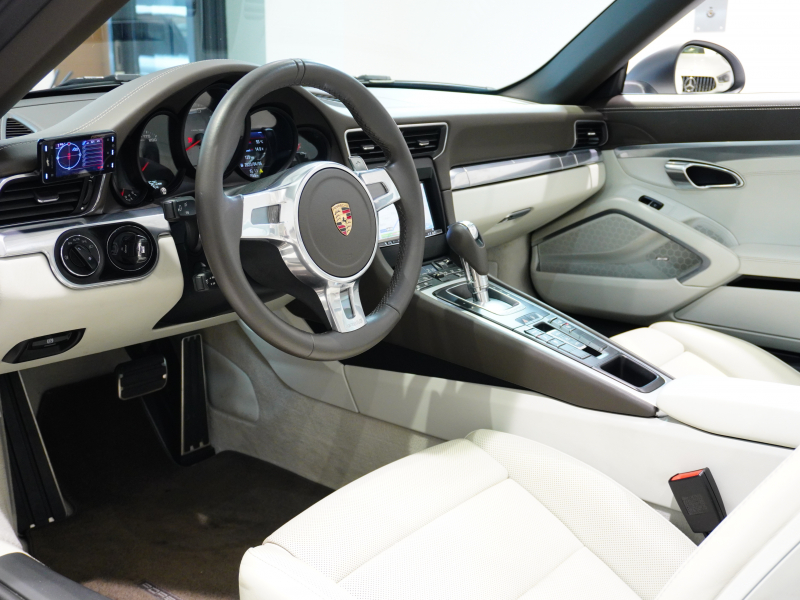 ポルシェ 911(Type991) ｶﾚﾗSｶﾌﾞﾘｵﾚ　MY13 ｸﾞﾚｰ革 ﾍﾞﾝﾁﾚｰﾀｰ ｶﾛｯﾂｪﾘｱSDﾅﾋﾞ BOSEｻｳﾝﾄﾞ PASM ﾊﾟﾜｸﾗﾏﾌﾗｰ ﾌﾙﾗｯﾋﾟﾝｸﾞ　2年保証付