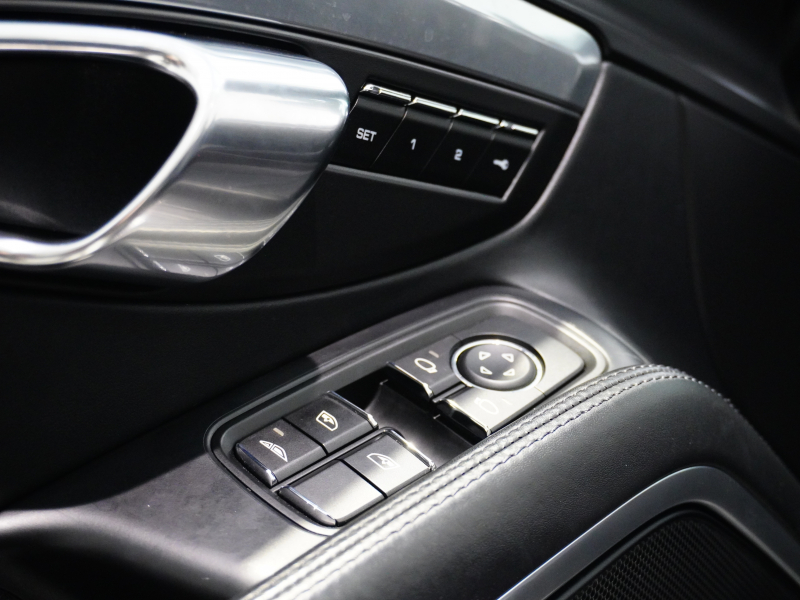 ポルシェ 911(Type991) ﾀｰﾎﾞｶﾌﾞﾘｵﾚ ｽﾎﾟｰﾂｸﾛﾉPKG　正規D車 左H ﾌﾙﾚｻﾞｰｲﾝﾃﾘｱ 黒革 ﾅﾋﾞTV BOSEｻｳﾝﾄﾞ PASM 20ｲﾝﾁAW　2年保証付