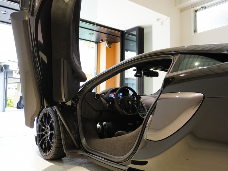 マクラーレン 600LT ｾｷｭﾘﾃｨﾊﾟｯｸ　正規D車 左H ｽﾍﾟｼｬﾙﾍﾟｲﾝﾄ Fﾘﾌﾃｨﾝｸﾞ ｶｰﾎﾞﾝﾚｰｼﾝｸﾞｼｰﾄ 純正ﾅﾋﾞ Bｶﾒﾗ ｶｰﾎﾞﾝｲﾝﾃﾘｱ ｶｰﾎﾞﾝﾌﾞﾚｰｷ ｸﾞﾛｽﾌﾞﾗｯｸ19/20AW