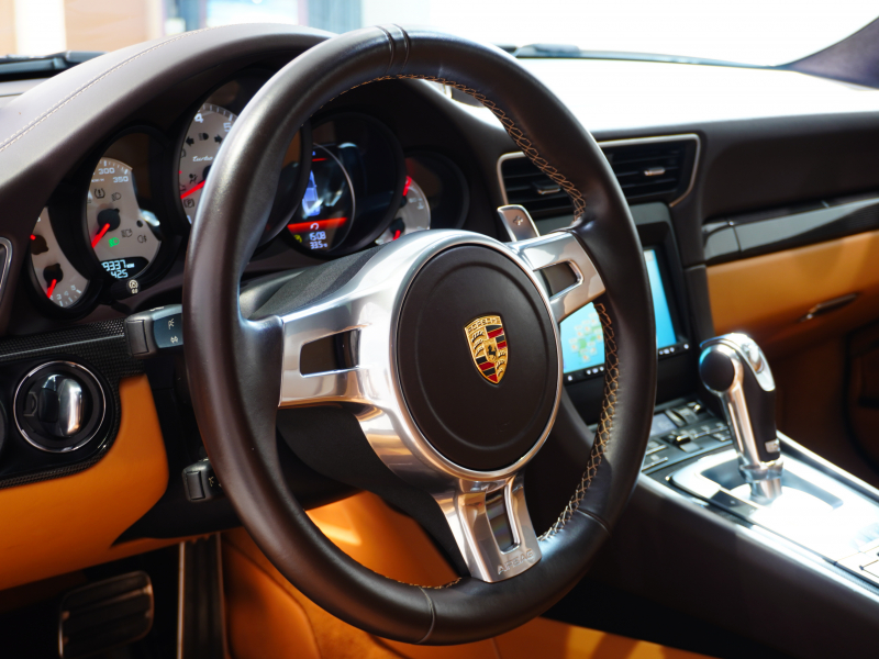 ポルシェ 911(Type991.1) ﾀｰﾎﾞS ｽﾎﾟｰﾂｸﾛﾉ&ｶｰﾎﾞﾝｲﾝﾃﾘｱPKG　正規D車 ｴﾝﾄﾘｰD PCCB 茶革 ﾍﾞﾝﾁﾚｰﾀｰ ｶﾞﾗｽﾙｰﾌ ﾅﾋﾞTV BOSEｻｳﾝﾄﾞ Bｶﾒﾗ PDLS付LEDﾗｲﾄ　2年保証付