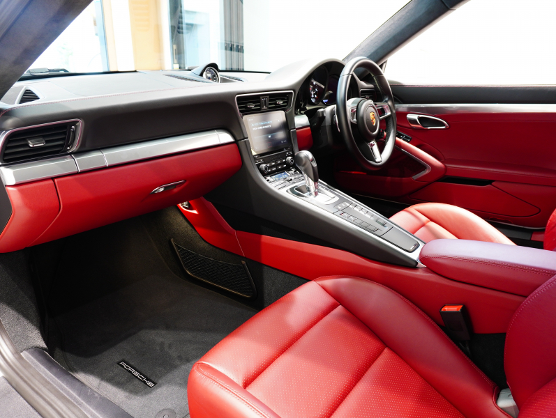 ポルシェ 911(Type991.2) ｶﾚﾗ4 ｽﾎﾟｰﾂｸﾛﾉPKG　右H ﾌﾙﾚｻﾞｰﾂｰﾄﾝｲﾝﾃﾘｱ 赤革 純正PCMﾅﾋﾞ CarPlay Bｶﾒﾗ ﾊﾟｰｸｱｼｽﾄ ｶﾚﾗS20AW　2年保証付