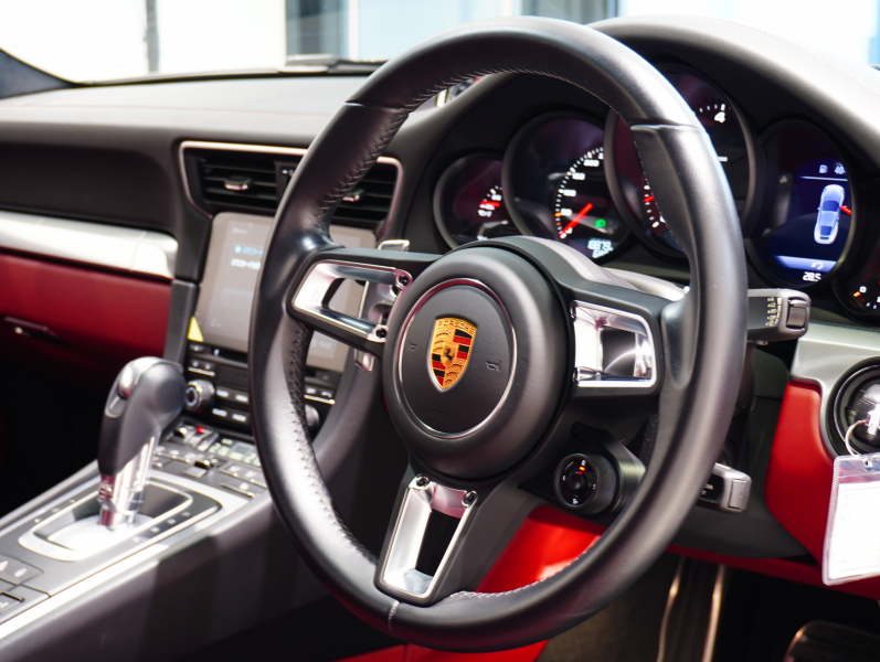 ポルシェ 911(Type991.2) ｶﾚﾗ4 ｽﾎﾟｰﾂｸﾛﾉPKG　右H ﾌﾙﾚｻﾞｰﾂｰﾄﾝｲﾝﾃﾘｱ 赤革 純正PCMﾅﾋﾞ CarPlay Bｶﾒﾗ ﾊﾟｰｸｱｼｽﾄ ｶﾚﾗS20AW　2年保証付