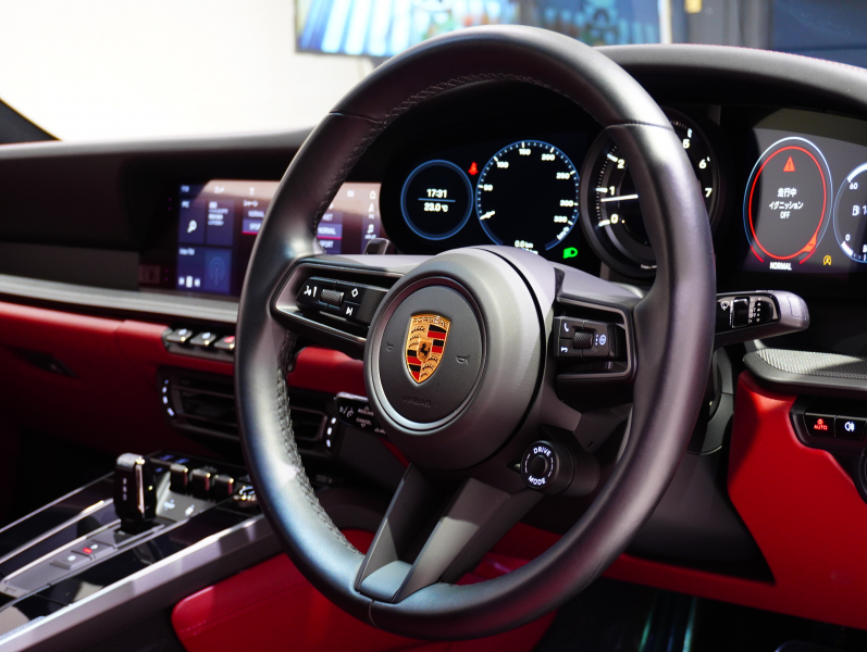 ポルシェ 911(Type992) ｶﾚﾗS ｽﾎﾟｰﾂｸﾛﾉPKG　正規D車 右H ｴﾝﾄﾘｰD ﾌﾙﾚｻﾞｰﾂｰﾄﾝｲﾝﾃﾘｱ 赤革 純正PCMﾅﾋﾞ CarPlay ｱｸﾃｨﾌﾞｾｰﾌﾃｨ ｻﾗｳﾝﾄﾞｶﾒﾗ ｶﾚﾗｸﾗｼｯｸ20/21AW　2年保証