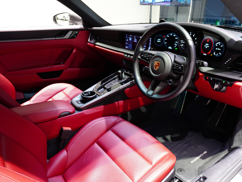 ポルシェ 911(Type992) ｶﾚﾗS ｽﾎﾟｰﾂｸﾛﾉPKG　正規D車 右H ｴﾝﾄﾘｰD ﾌﾙﾚｻﾞｰﾂｰﾄﾝｲﾝﾃﾘｱ 赤革 純正PCMﾅﾋﾞ CarPlay ｱｸﾃｨﾌﾞｾｰﾌﾃｨ ｻﾗｳﾝﾄﾞｶﾒﾗ ｶﾚﾗｸﾗｼｯｸ20/21AW　2年保証