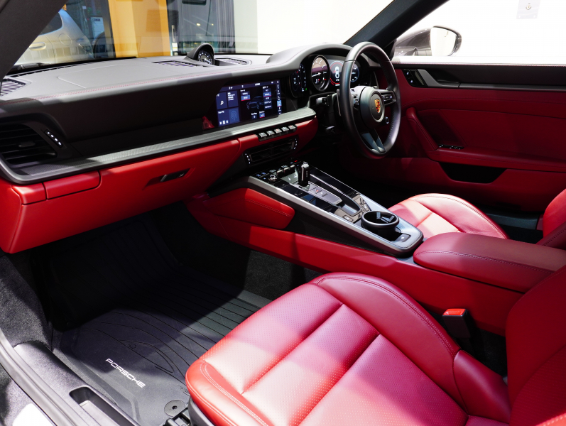 ポルシェ 911(Type992) ｶﾚﾗS ｽﾎﾟｰﾂｸﾛﾉPKG　正規D車 右H ｴﾝﾄﾘｰD ﾌﾙﾚｻﾞｰﾂｰﾄﾝｲﾝﾃﾘｱ 赤革 純正PCMﾅﾋﾞ CarPlay ｱｸﾃｨﾌﾞｾｰﾌﾃｨ ｻﾗｳﾝﾄﾞｶﾒﾗ ｶﾚﾗｸﾗｼｯｸ20/21AW　2年保証