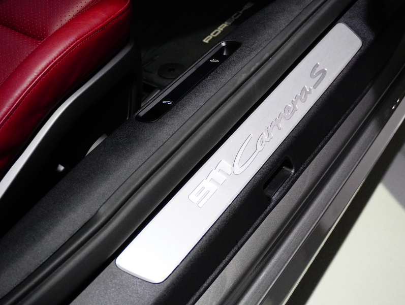 ポルシェ 911(Type992) ｶﾚﾗS ｽﾎﾟｰﾂｸﾛﾉPKG　正規D車 右H ｴﾝﾄﾘｰD ﾌﾙﾚｻﾞｰﾂｰﾄﾝｲﾝﾃﾘｱ 赤革 純正PCMﾅﾋﾞ CarPlay ｱｸﾃｨﾌﾞｾｰﾌﾃｨ ｻﾗｳﾝﾄﾞｶﾒﾗ ｶﾚﾗｸﾗｼｯｸ20/21AW　2年保証