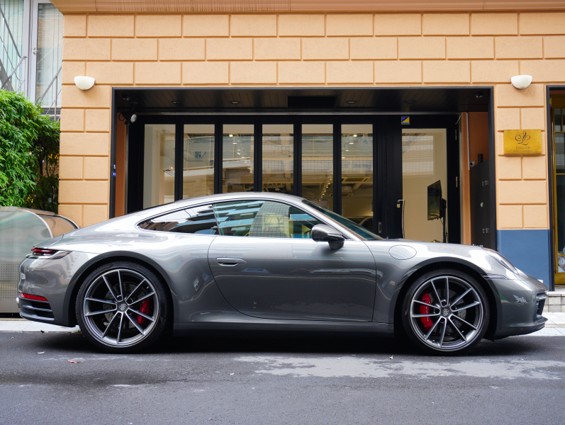ポルシェ 911(Type992) ｶﾚﾗS ｽﾎﾟｰﾂｸﾛﾉPKG　正規D車 右H ｴﾝﾄﾘｰD ﾌﾙﾚｻﾞｰﾂｰﾄﾝｲﾝﾃﾘｱ 赤革 純正PCMﾅﾋﾞ CarPlay ｱｸﾃｨﾌﾞｾｰﾌﾃｨ ｻﾗｳﾝﾄﾞｶﾒﾗ ｶﾚﾗｸﾗｼｯｸ20/21AW　2年保証