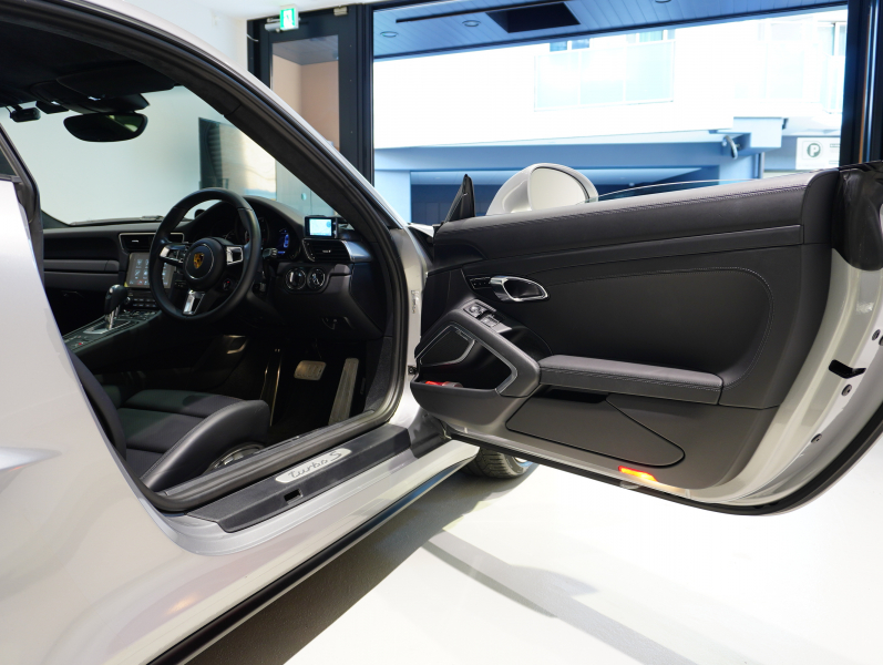 ポルシェ 911(Type991.2) ﾀｰﾎﾞS ｽﾎﾟｰﾂｸﾛﾉPKG　MY17 ｴﾝﾄﾘ‐D ﾚｻﾞｰｲﾝﾃﾘｱ 黒革 PCMﾅﾋﾞ Carplay PCCB ﾌﾞﾙﾒｽﾀｰS 　2年保証付