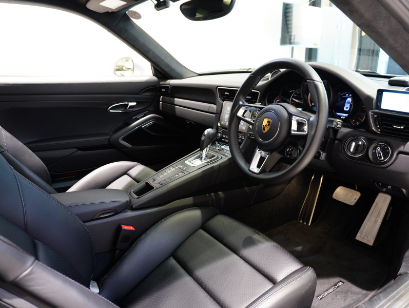 ポルシェ 911(Type991.2) ﾀｰﾎﾞS ｽﾎﾟｰﾂｸﾛﾉPKG　MY17 ｴﾝﾄﾘ‐D ﾚｻﾞｰｲﾝﾃﾘｱ 黒革 PCMﾅﾋﾞ Carplay PCCB ﾌﾞﾙﾒｽﾀｰS 　2年保証付