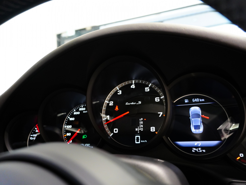 ポルシェ 911(Type991.2) ﾀｰﾎﾞS ｽﾎﾟｰﾂｸﾛﾉPKG　MY17 ｴﾝﾄﾘ‐D ﾚｻﾞｰｲﾝﾃﾘｱ 黒革 PCMﾅﾋﾞ Carplay PCCB ﾌﾞﾙﾒｽﾀｰS 　2年保証付