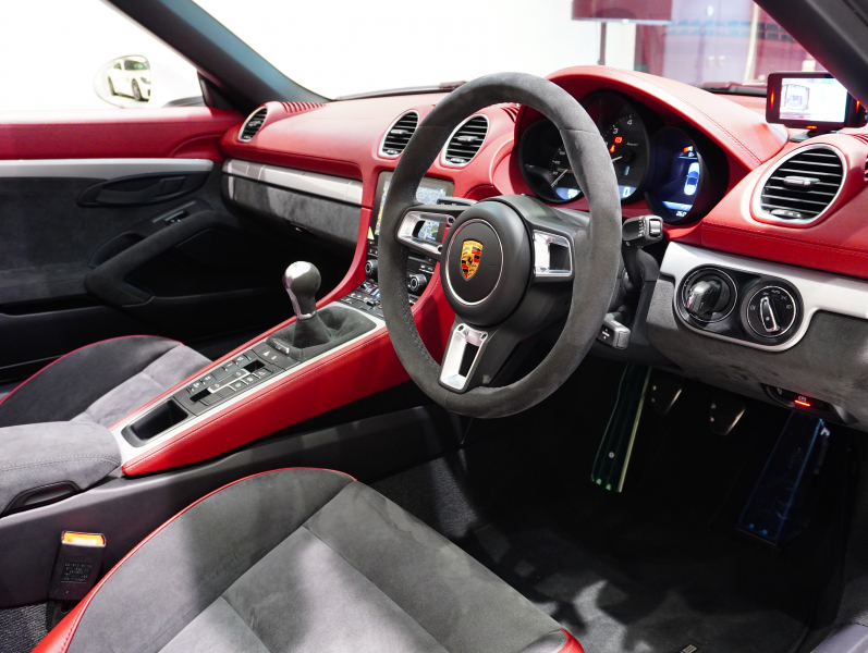 ポルシェ 718スパイダー 4.0 6MT　正規D車 ｽﾎﾟｰﾂｸﾛﾉP ｽﾊﾟｲﾀﾞｰｸﾗｼｯｸｲﾝﾃﾘｱ 18Wayｽﾎﾟｰﾂｼｰﾄ PCMﾅﾋﾞ Bｶﾒﾗ PASM ｽﾎﾟｴｸﾞ 20ｲﾝﾁ718ｽﾊﾟｲﾀﾞｰAW 新車保証付