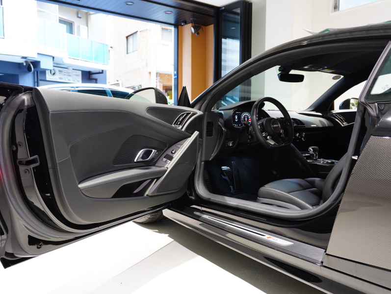 アウディ R8 5.2 FSI V10 Plus Quattro　正規D車 左H ﾌｧｲﾝﾊﾞｯﾊﾟｽﾎﾟｰﾂｼｰﾄ 純正MMIﾅﾋﾞ ｶｰﾎﾞﾝｾﾗﾐｯｸﾌﾞﾚｰｷ ｶｰﾎﾞﾝｴｸｽﾃﾘｱ ﾚｰｻﾞｰLED OP20ｲﾝﾁAW FABSPEEDﾏﾌﾗｰ　2年保証