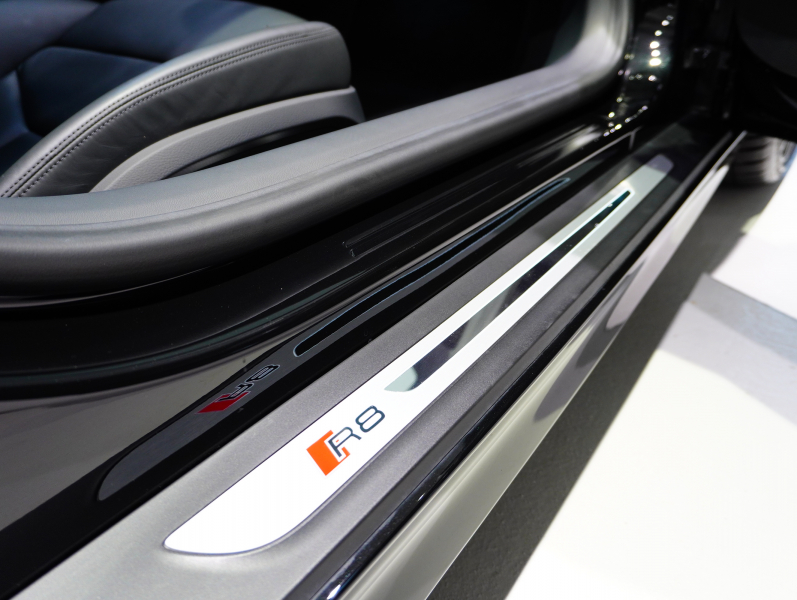 アウディ R8 5.2 FSI V10 Plus Quattro　正規D車 左H ﾌｧｲﾝﾊﾞｯﾊﾟｽﾎﾟｰﾂｼｰﾄ 純正MMIﾅﾋﾞ ｶｰﾎﾞﾝｾﾗﾐｯｸﾌﾞﾚｰｷ ｶｰﾎﾞﾝｴｸｽﾃﾘｱ ﾚｰｻﾞｰLED OP20ｲﾝﾁAW FABSPEEDﾏﾌﾗｰ　2年保証