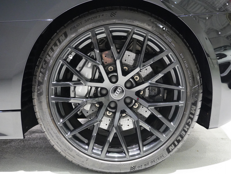 アウディ R8 5.2 FSI V10 Plus Quattro　正規D車 左H ﾌｧｲﾝﾊﾞｯﾊﾟｽﾎﾟｰﾂｼｰﾄ 純正MMIﾅﾋﾞ ｶｰﾎﾞﾝｾﾗﾐｯｸﾌﾞﾚｰｷ ｶｰﾎﾞﾝｴｸｽﾃﾘｱ ﾚｰｻﾞｰLED OP20ｲﾝﾁAW FABSPEEDﾏﾌﾗｰ　2年保証