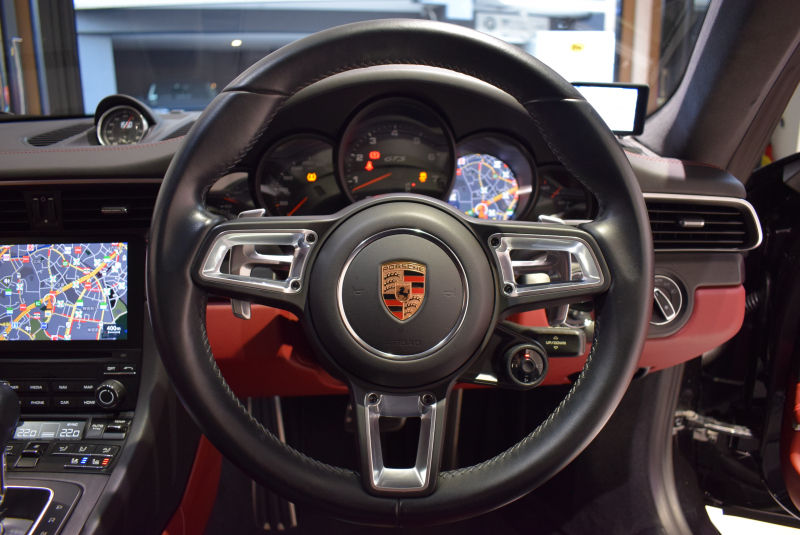 ポルシェ 911(Type991.2) カレラGTS スポーツクロノPKG 1オーナー 正規D車 エントリーD フルレザーインテリア ボルドーレッド&ブラックレザー ベンチレーター PCMナビ Bカメラ 20AW 2年保証